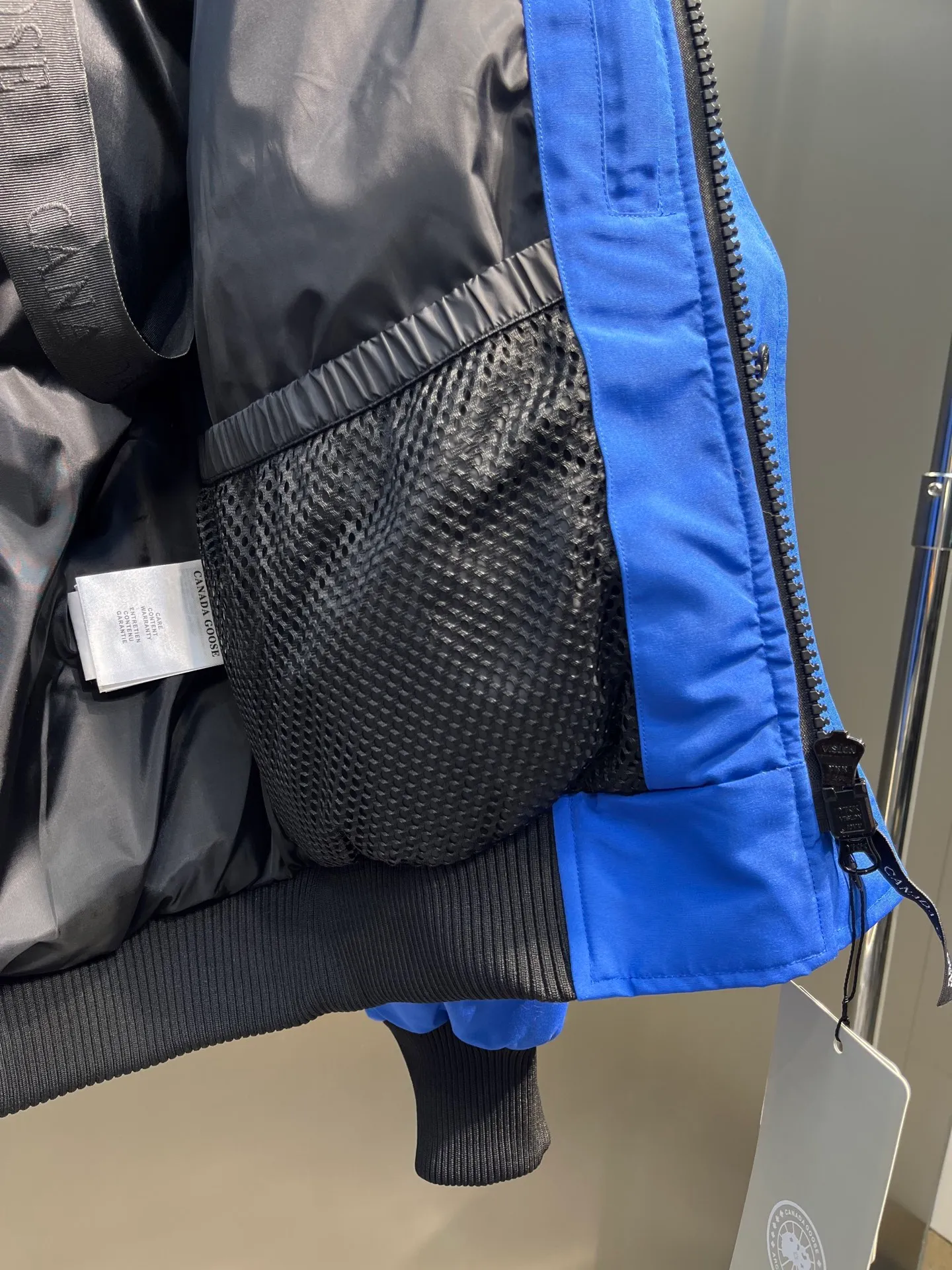 P720 high-end version (new version of Big Goose 01) Canada Goose Canada Goose #Chilliwack 7999M bomber jacket short down jacket/01 model #Men and Women Same Style# ➖ Genuine synchronous anti-counterfeiting chip sensor! ➖ Imported 21S polyester-cotton blended original fabric [last year’s 16S/18S hard fabrics have been completely eliminated, this year all use 21S genuine synchronous fabrics, the soft mid-strap feels delicate and textured], genuine synchronous Feather-Light 10D waterproof coating fabric, made of 84.5 polyester fiber and 15.5 cotton, 100% the best feel in the entire network! ➖ The genuine official website is synchronized with the national standard 80 white duck down, you can check the official website customer service, there will never be a series of misleading claims such as 90 down or goose down! ➖ Using the best nylon lining with double double-layer sealing design, velvet-proof No. 7 needle + grid-filled down ready-made garments, there is 100% no so-called velvet running! ➖ The cuffs are designed with thickened seamless threads, and the collar and pockets are lined with top-quality polar fleece to keep you warm and comfortable! ➖ Yoshida YKK provides original custom-made electroplated sliders. YKK two-way lockable zippers are tight and smooth and will not peel off paint! ➖ 3M composite guarantees that the Velcro is the same as the original, durable, and all accessories and hardware are custom-made! ➖ Imported BEHRINGER embroidery machine to customize the 10,000-needle embroidery logo, 98% of which can be reproduced to restore the original logo. You can check and compare on the official website! ➖ The fur collars are all made of large pieces of Western Canadian blue wolf hide, ensuring that each fur collar is 13-15cm wide!   Size:XS-XXL
